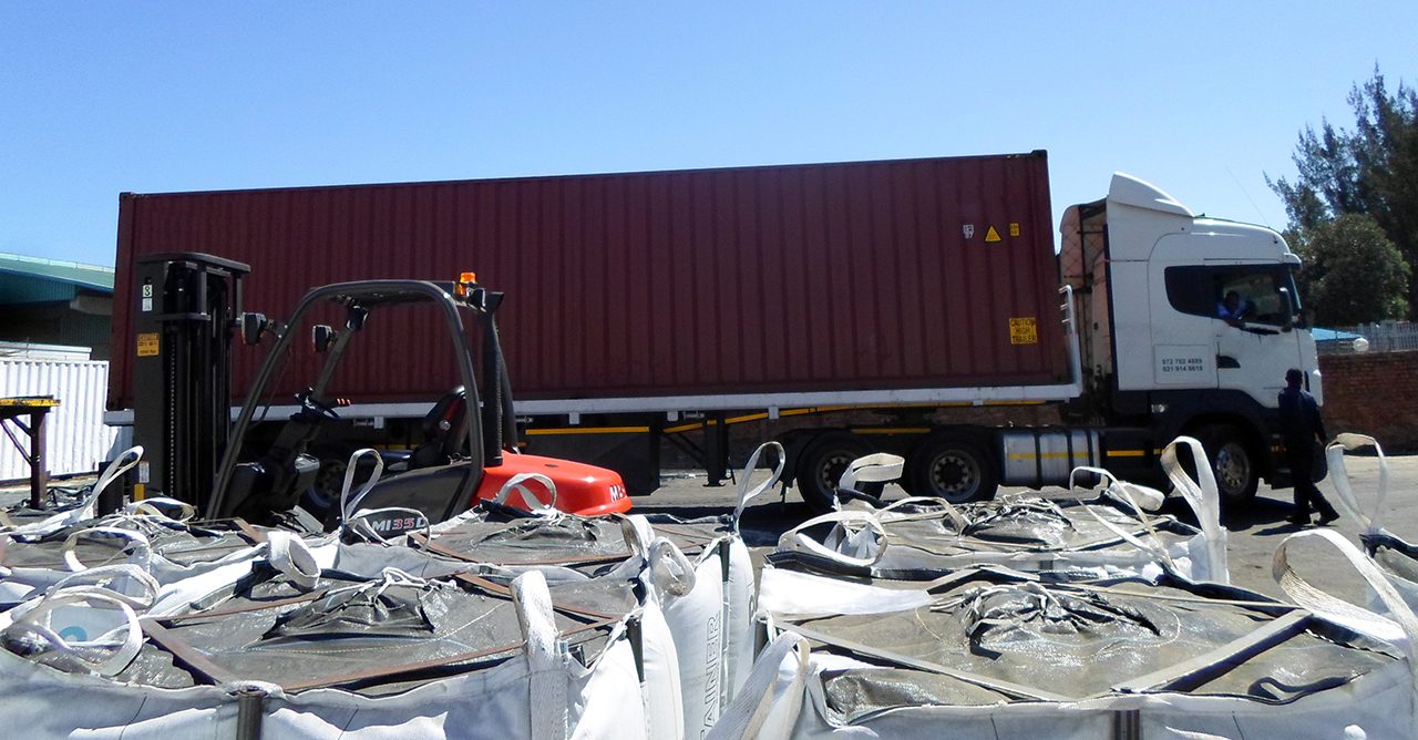 Container unloading of Pörner Bitumen Bags™