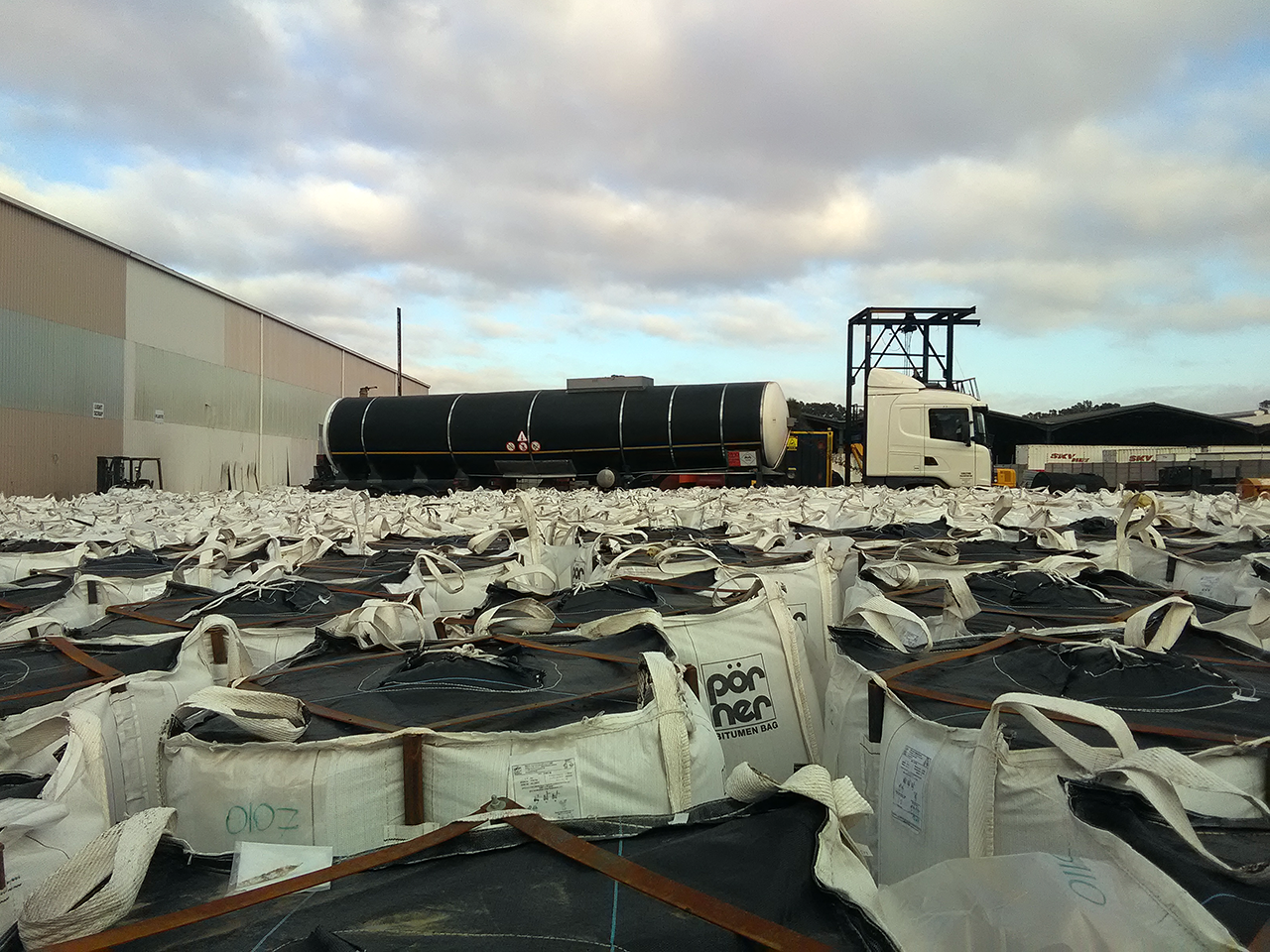 Pörner Bitumen Bags™ and Bitumen Tanker at Melting Terminal in Africa